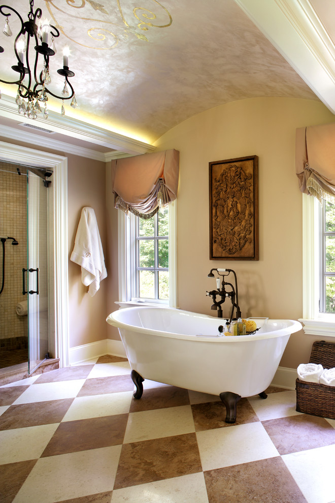 Стильный дизайн: большая ванная комната в классическом стиле с ванной на ножках, врезной раковиной, душем в нише, каменной плиткой, бежевыми стенами и полом из известняка - последний тренд