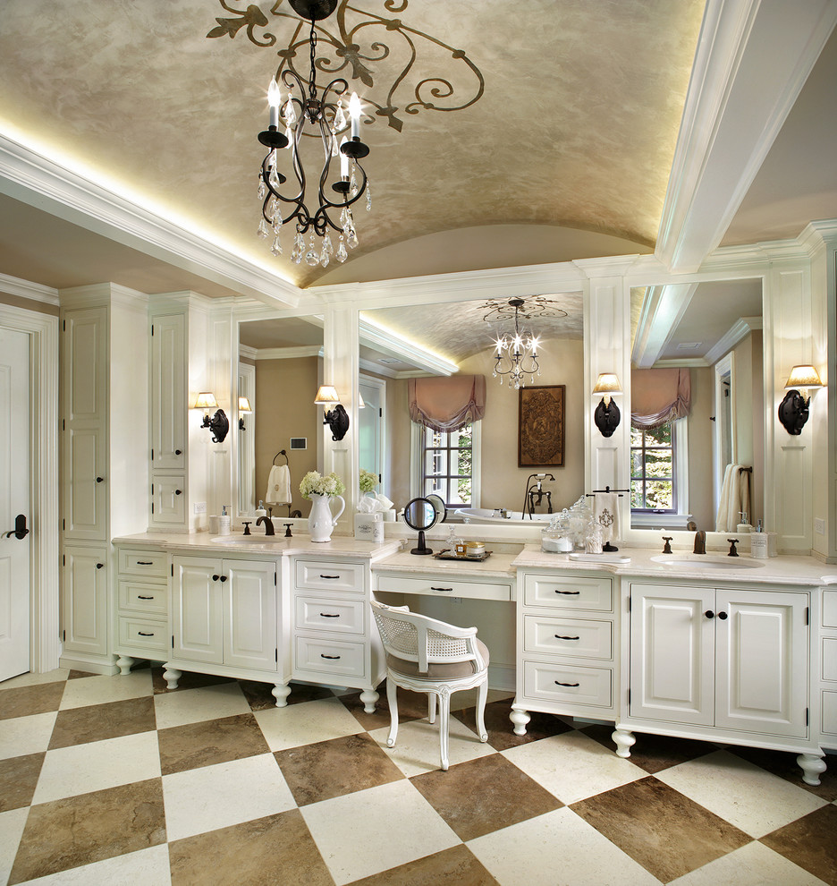 Пример оригинального дизайна: ванная комната в средиземноморском стиле с врезной раковиной, фасадами с выступающей филенкой, белыми фасадами и бежевыми стенами