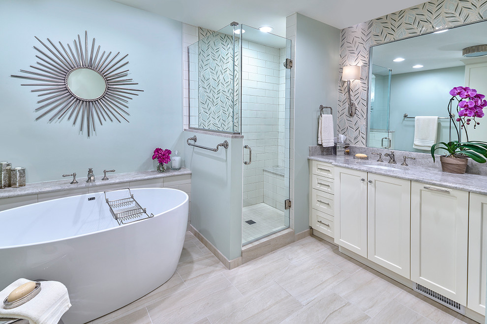 Bild på ett vintage badrum, med ett fristående badkar, en hörndusch, keramikplattor, klinkergolv i porslin, ett undermonterad handfat, beiget golv, dusch med gångjärnsdörr och skåp i shakerstil