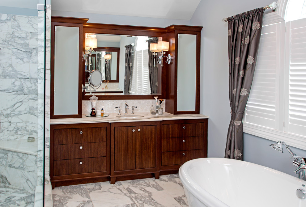 Exempel på ett stort klassiskt en-suite badrum, med ett undermonterad handfat, möbel-liknande, skåp i mörkt trä, marmorbänkskiva, ett fristående badkar, en hörndusch, blå väggar och marmorgolv