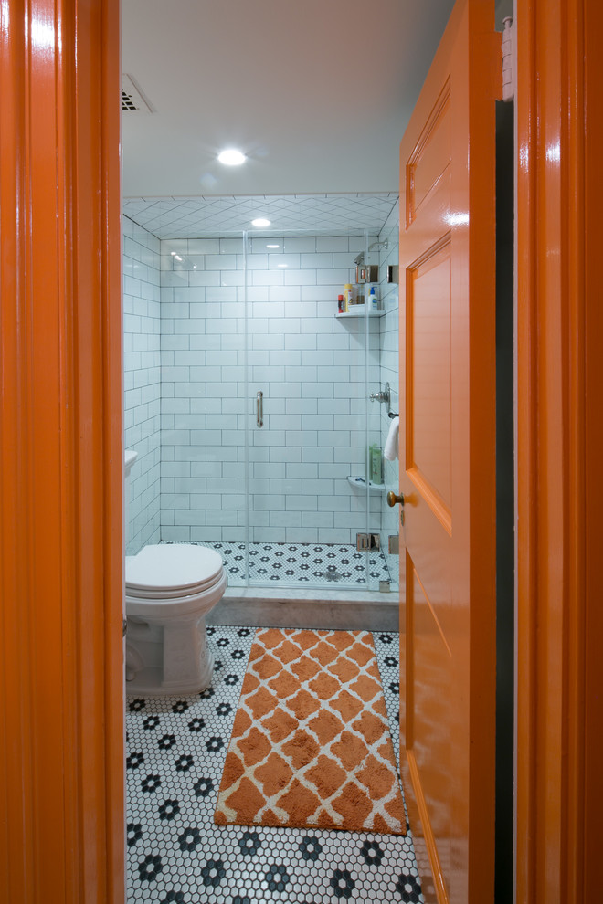 フィラデルフィアにある小さなトランジショナルスタイルのおしゃれなバスルーム (浴槽なし) (白いキャビネット、白いタイル、白い壁、モザイクタイル、白い床、開き戸のシャワー、セラミックタイル) の写真