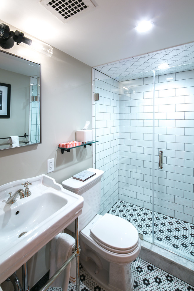 На фото: маленькая ванная комната в стиле неоклассика (современная классика) с белой плиткой, керамической плиткой, полом из мозаичной плитки, душевой кабиной, желтым полом и белыми стенами для на участке и в саду
