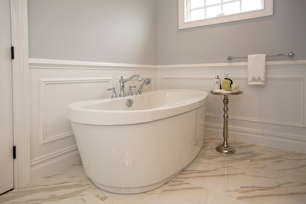 Esempio di una grande stanza da bagno padronale design con vasca freestanding, pareti grigie, pavimento in marmo e pavimento bianco