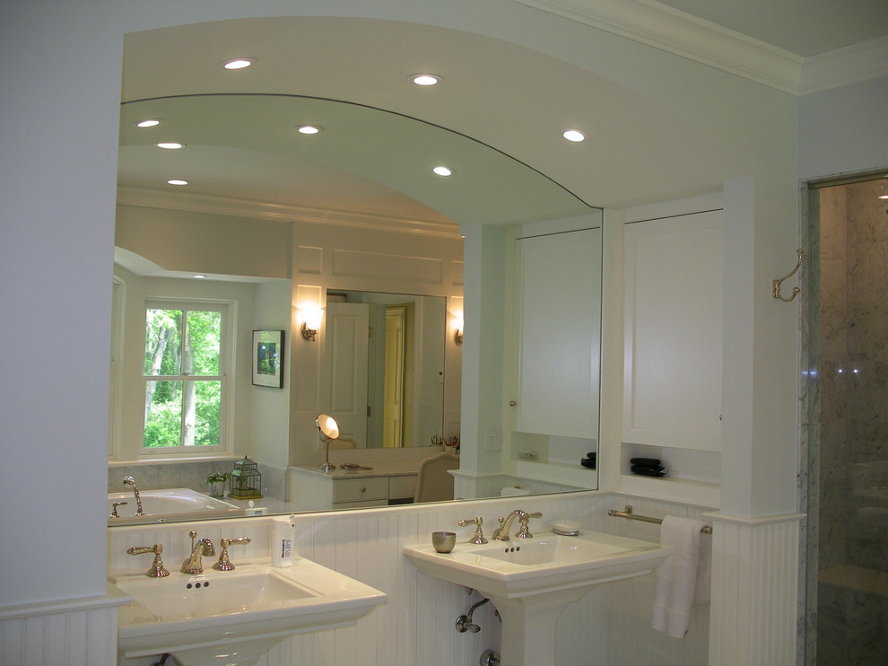 Immagine di una grande stanza da bagno padronale chic con lavabo a colonna, ante in stile shaker, ante bianche e pareti beige