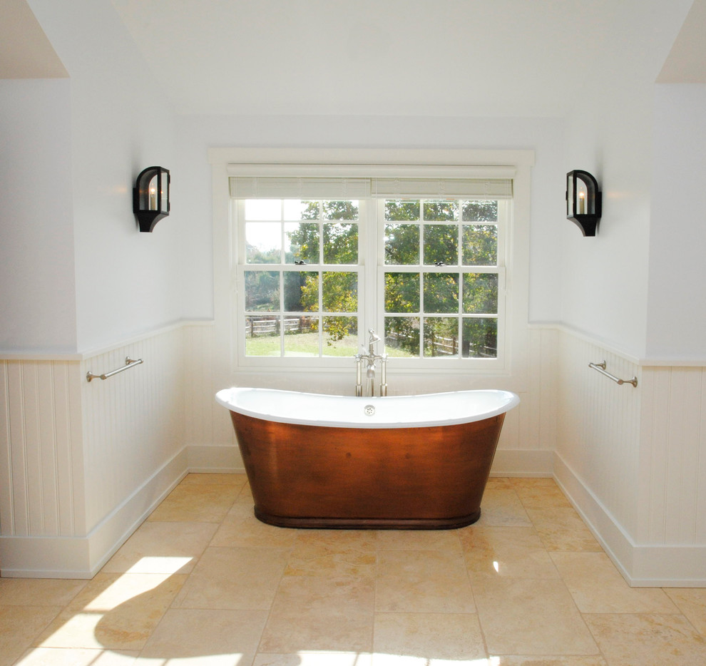 Idee per una grande stanza da bagno padronale country con vasca freestanding, piastrelle beige, piastrelle in gres porcellanato, pareti bianche e pavimento in travertino