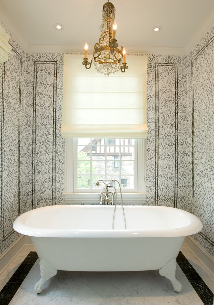 Идея дизайна: ванная комната в классическом стиле с ванной на ножках, плиткой мозаикой, разноцветными стенами и мраморным полом