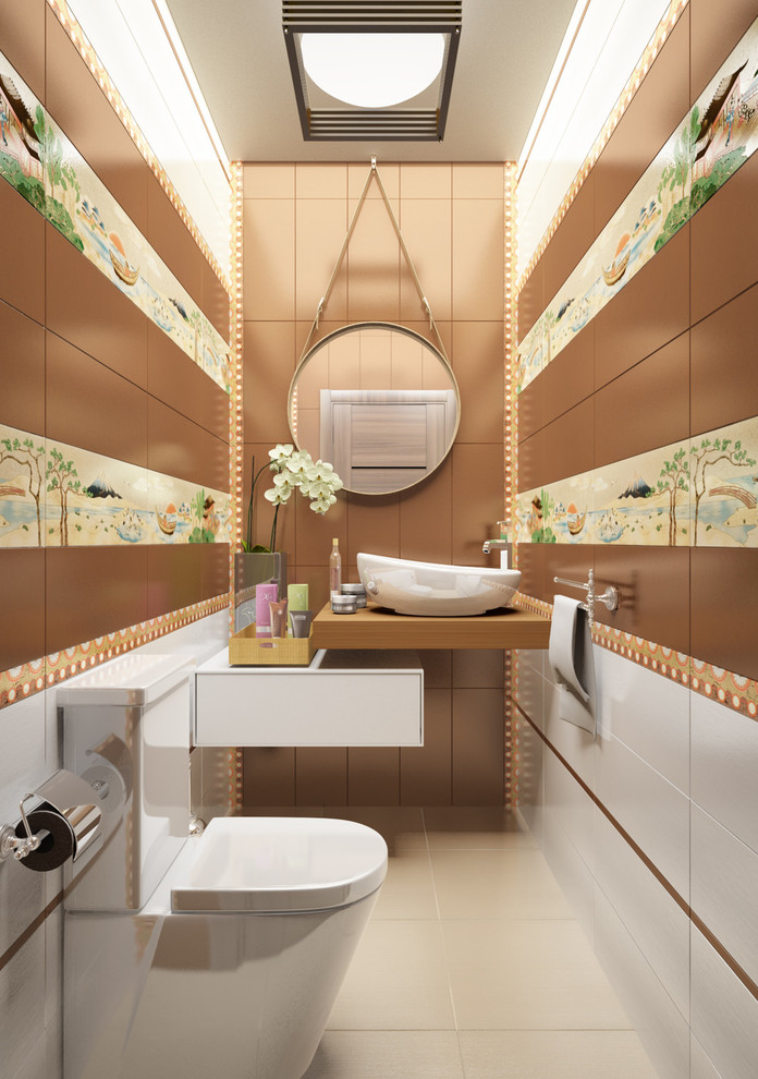 На фото: маленькая главная ванная комната в восточном стиле с раздельным унитазом и коричневыми стенами для на участке и в саду