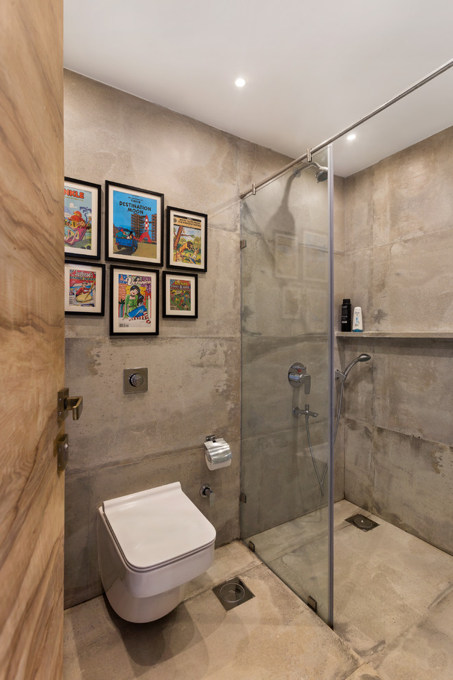 Inredning av ett modernt badrum med dusch, med en kantlös dusch, en vägghängd toalettstol, grå väggar, grått golv och med dusch som är öppen