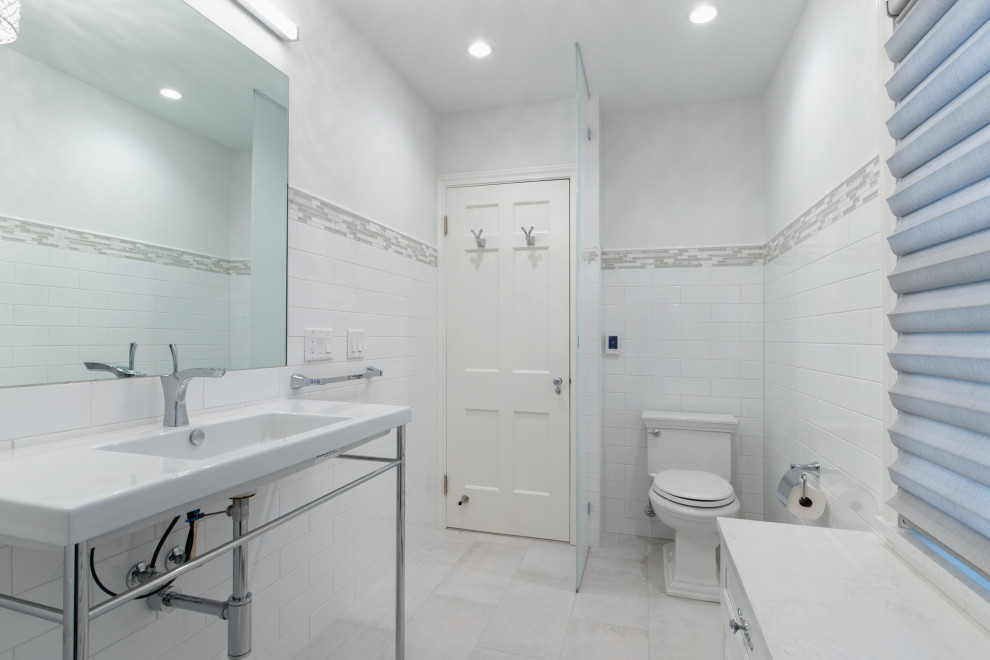Свежая идея для дизайна: ванная комната среднего размера в стиле неоклассика (современная классика) с открытыми фасадами, белыми фасадами, душем в нише, раздельным унитазом, белой плиткой, керамогранитной плиткой, белыми стенами, полом из керамогранита, душевой кабиной, монолитной раковиной, столешницей из искусственного камня, бежевым полом, душем с распашными дверями и белой столешницей - отличное фото интерьера
