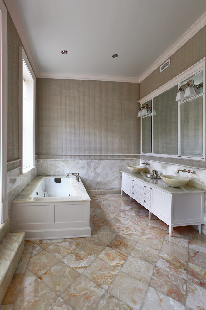 Пример оригинального дизайна: ванная комната: освещение в стиле фьюжн с настольной раковиной