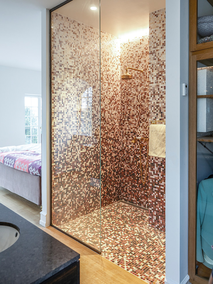 コペンハーゲンにあるエクレクティックスタイルのおしゃれな浴室の写真