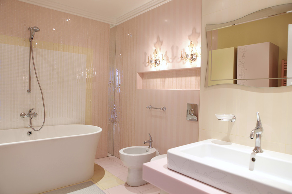Inspiration för ett eklektiskt badrum för barn, med ett fristående handfat, vita skåp, ett fristående badkar, rosa kakel och klinkergolv i keramik