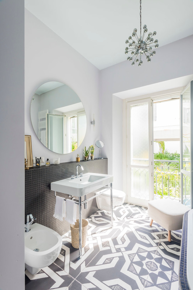 Idee per una stanza da bagno mediterranea con lavabo a consolle, piastrelle nere, piastrelle a mosaico, pareti bianche e pavimento con piastrelle in ceramica