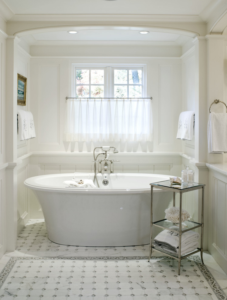 Inspiration för klassiska badrum, med ett fristående badkar