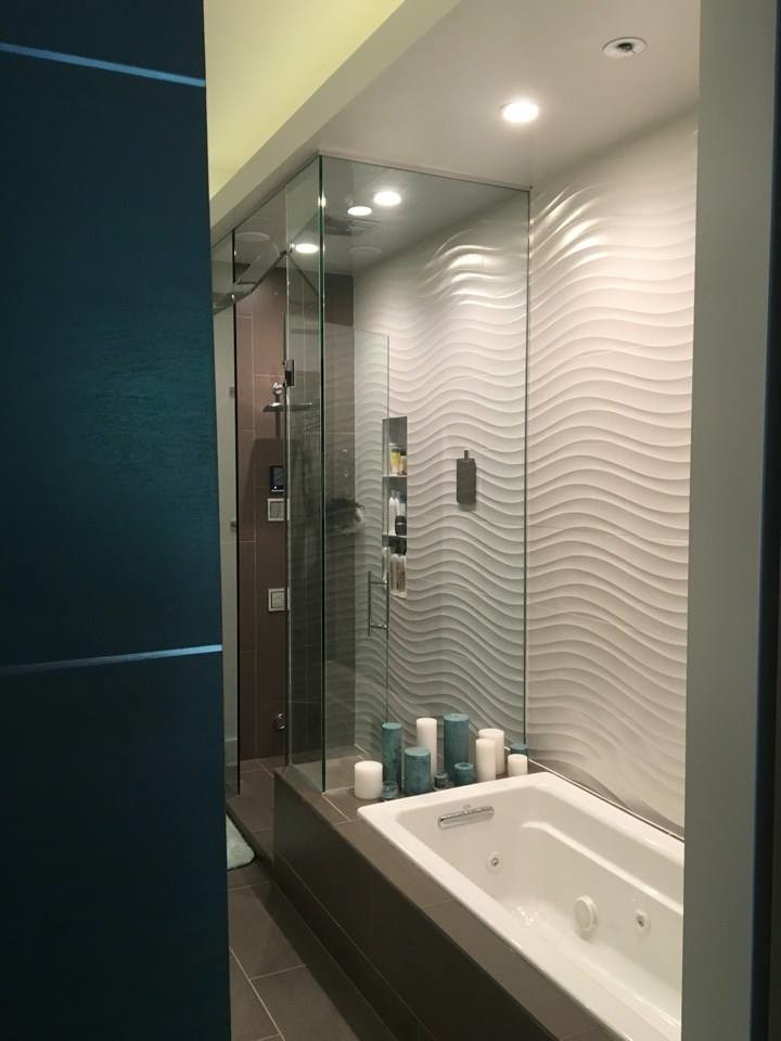 Cette photo montre une douche en alcôve principale moderne de taille moyenne avec une baignoire posée, un carrelage beige, un carrelage gris, des carreaux de porcelaine, WC à poser, un mur gris, un sol en carrelage de porcelaine et un lavabo encastré.