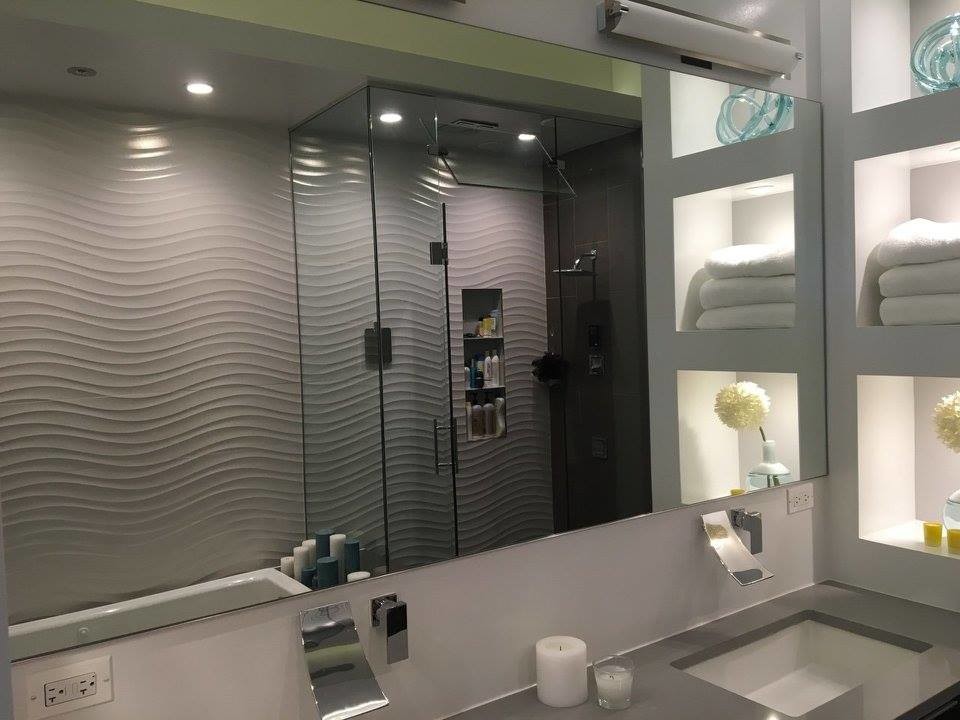 Réalisation d'une douche en alcôve principale minimaliste de taille moyenne avec une baignoire posée, WC à poser, un carrelage beige, un carrelage gris, des carreaux de porcelaine, un mur gris, un sol en carrelage de porcelaine et un lavabo encastré.