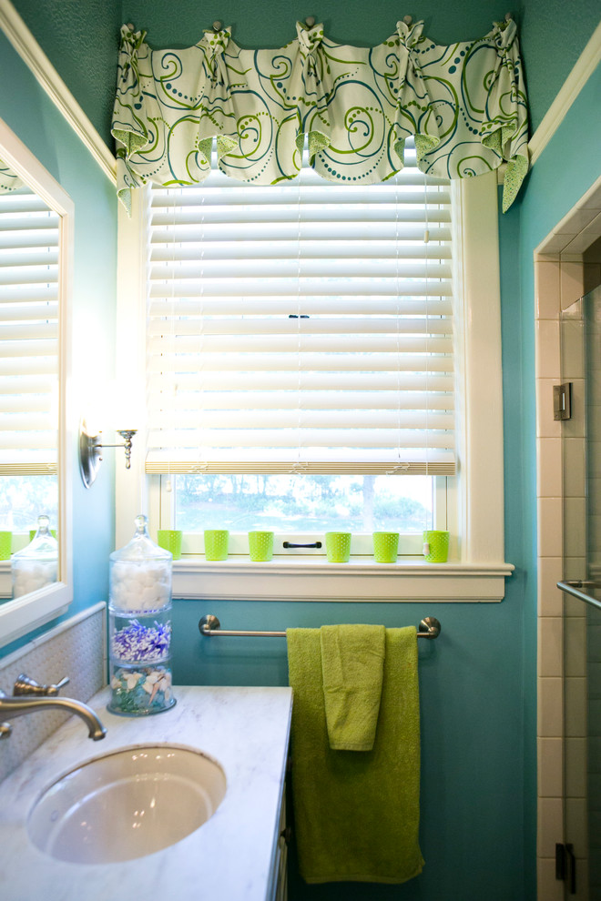Idee per una stanza da bagno design di medie dimensioni con lavabo sottopiano, doccia alcova e pareti blu