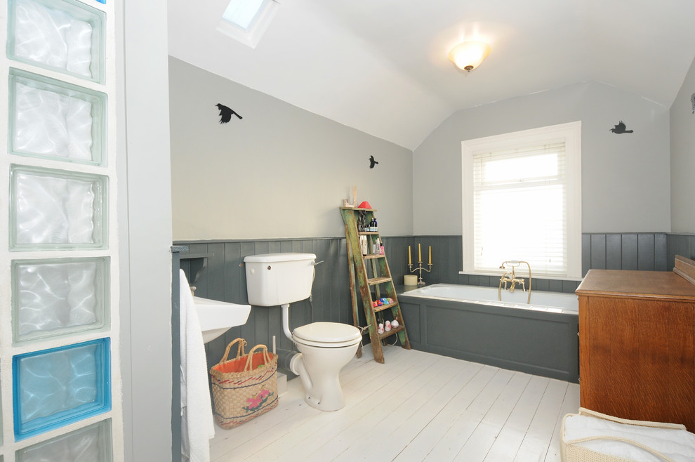 Bild på ett mellanstort funkis badrum för barn, med möbel-liknande, skåp i mellenmörkt trä, ett platsbyggt badkar, en kantlös dusch, flerfärgade väggar, målat trägolv och ett piedestal handfat
