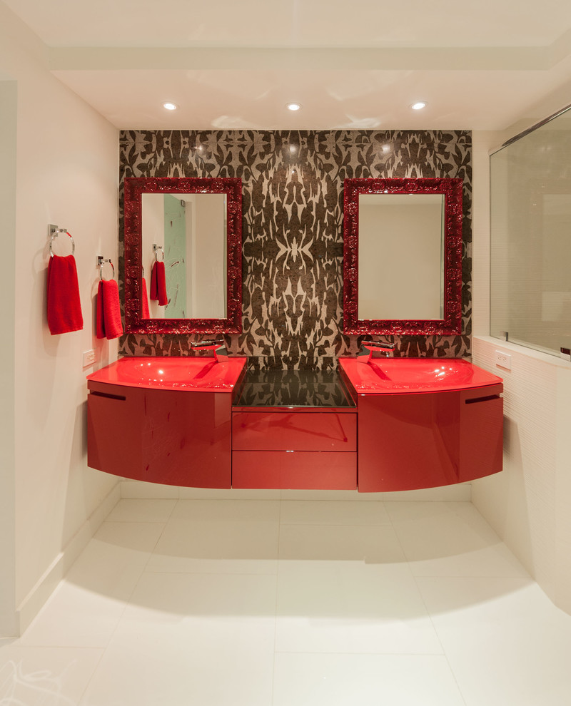 Ejemplo de cuarto de baño contemporáneo con lavabo integrado y baldosas y/o azulejos multicolor