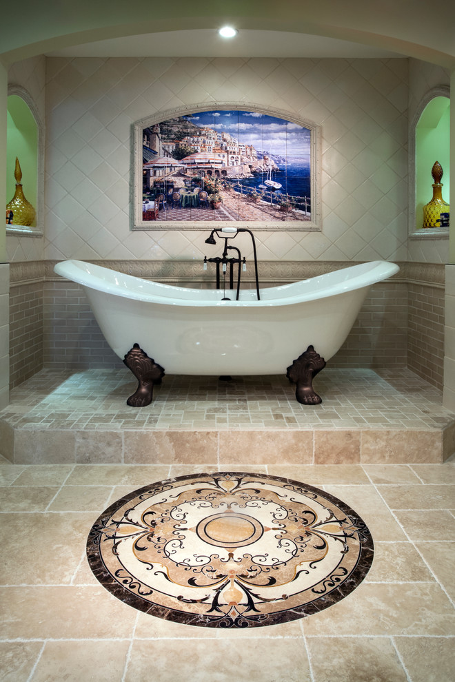 Inredning av ett klassiskt badrum, med ett badkar med tassar, beige kakel och beige väggar