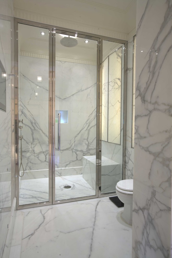 Imagen de cuarto de baño principal tradicional grande con paredes blancas y suelo de mármol
