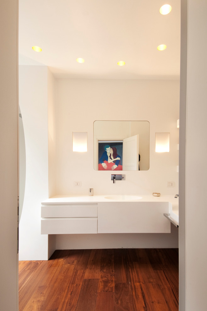 Inspiration för moderna badrum, med ett integrerad handfat och vita skåp