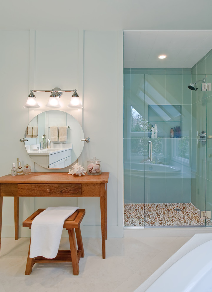 Пример оригинального дизайна: ванная комната в стиле модернизм с душем в нише, синей плиткой и стеклянной плиткой