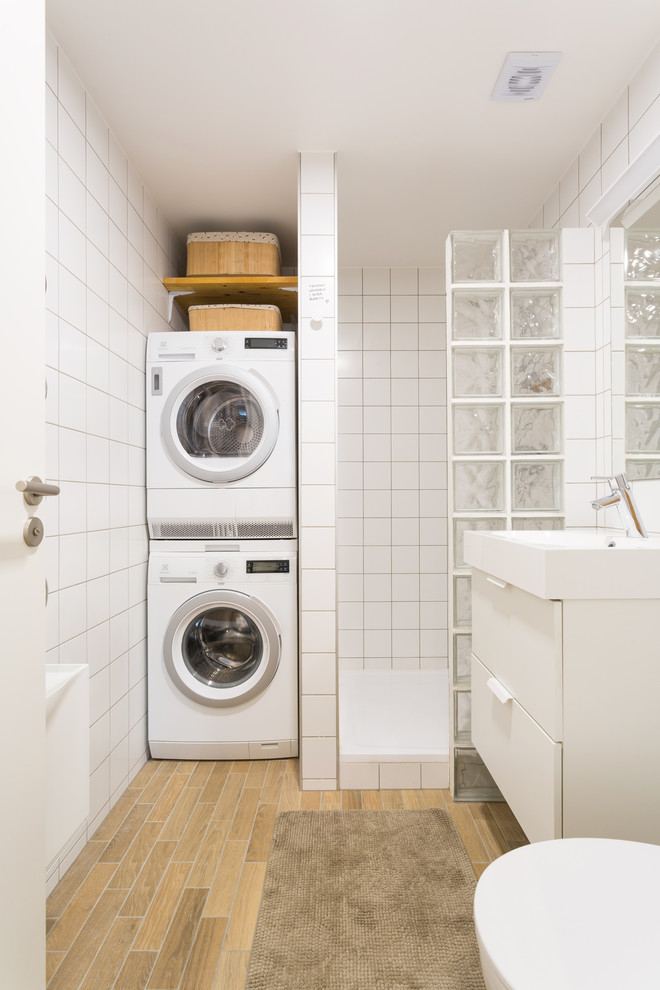 Пример оригинального дизайна: ванная комната со стиральной машиной в скандинавском стиле с плоскими фасадами, белыми фасадами, открытым душем, керамической плиткой, белыми стенами, светлым паркетным полом, бежевым полом и открытым душем