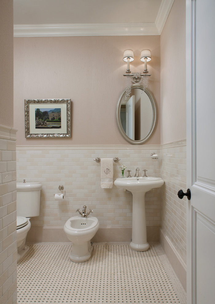 На фото: ванная комната среднего размера в классическом стиле с врезной раковиной, бежевой плиткой, плиткой мозаикой, коричневыми стенами, полом из мозаичной плитки и душевой кабиной