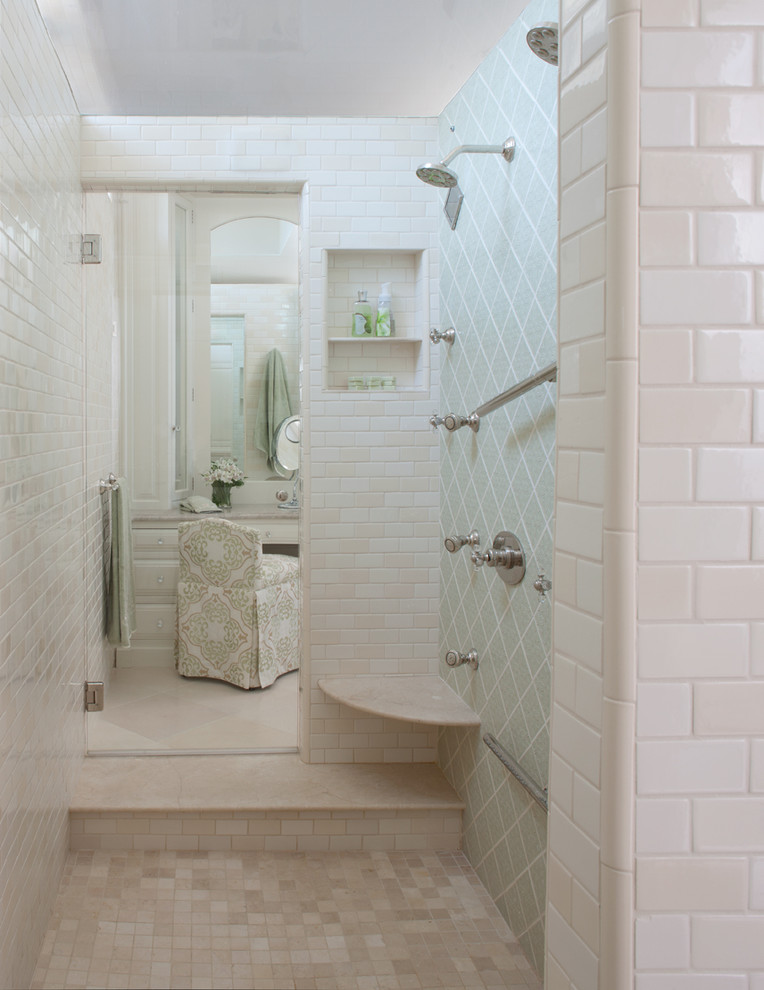 Diseño de cuarto de baño principal clásico extra grande con puertas de armario blancas, encimera de mármol, ducha doble, baldosas y/o azulejos multicolor, baldosas y/o azulejos de cemento y paredes beige