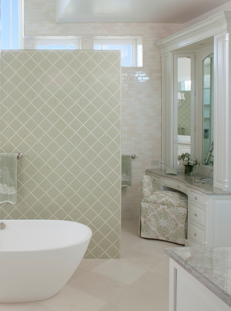 Bild på ett mycket stort vintage en-suite badrum, med vita skåp, marmorbänkskiva, ett fristående badkar, en öppen dusch, grön kakel, glaskakel, beige väggar och marmorgolv
