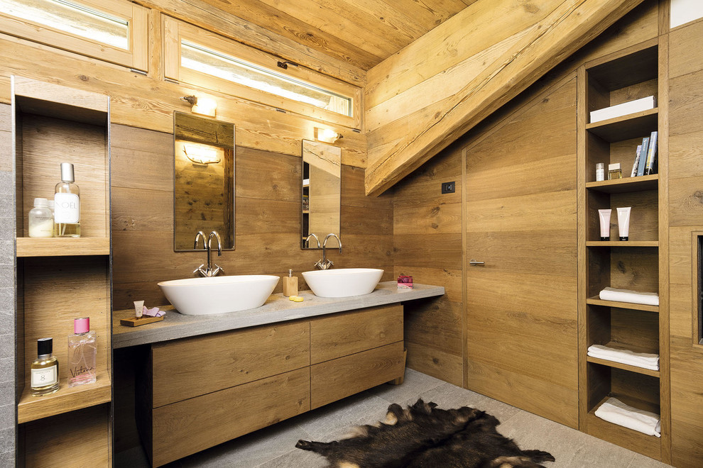 Inredning av ett rustikt litet en-suite badrum, med släta luckor, skåp i mellenmörkt trä, bruna väggar, ett fristående handfat, grått golv, marmorbänkskiva och kalkstensgolv
