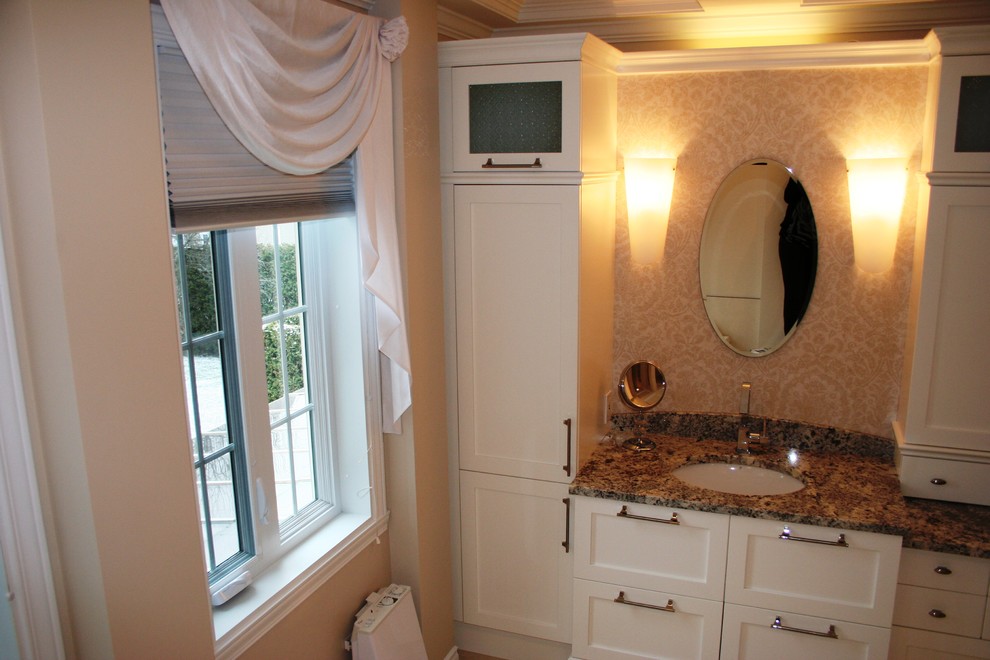 Geräumiges Klassisches Badezimmer En Suite mit Unterbauwaschbecken, Glasfronten, hellen Holzschränken und Granit-Waschbecken/Waschtisch in Montreal