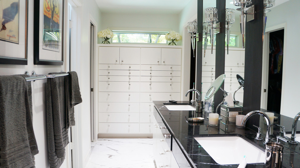 Стильный дизайн: главная ванная комната среднего размера в стиле модернизм с плоскими фасадами, белыми фасадами, накладной ванной, душем над ванной, унитазом-моноблоком, черно-белой плиткой, керамической плиткой, белыми стенами, полом из керамической плитки, мраморной столешницей, белым полом, душем с распашными дверями и черной столешницей - последний тренд