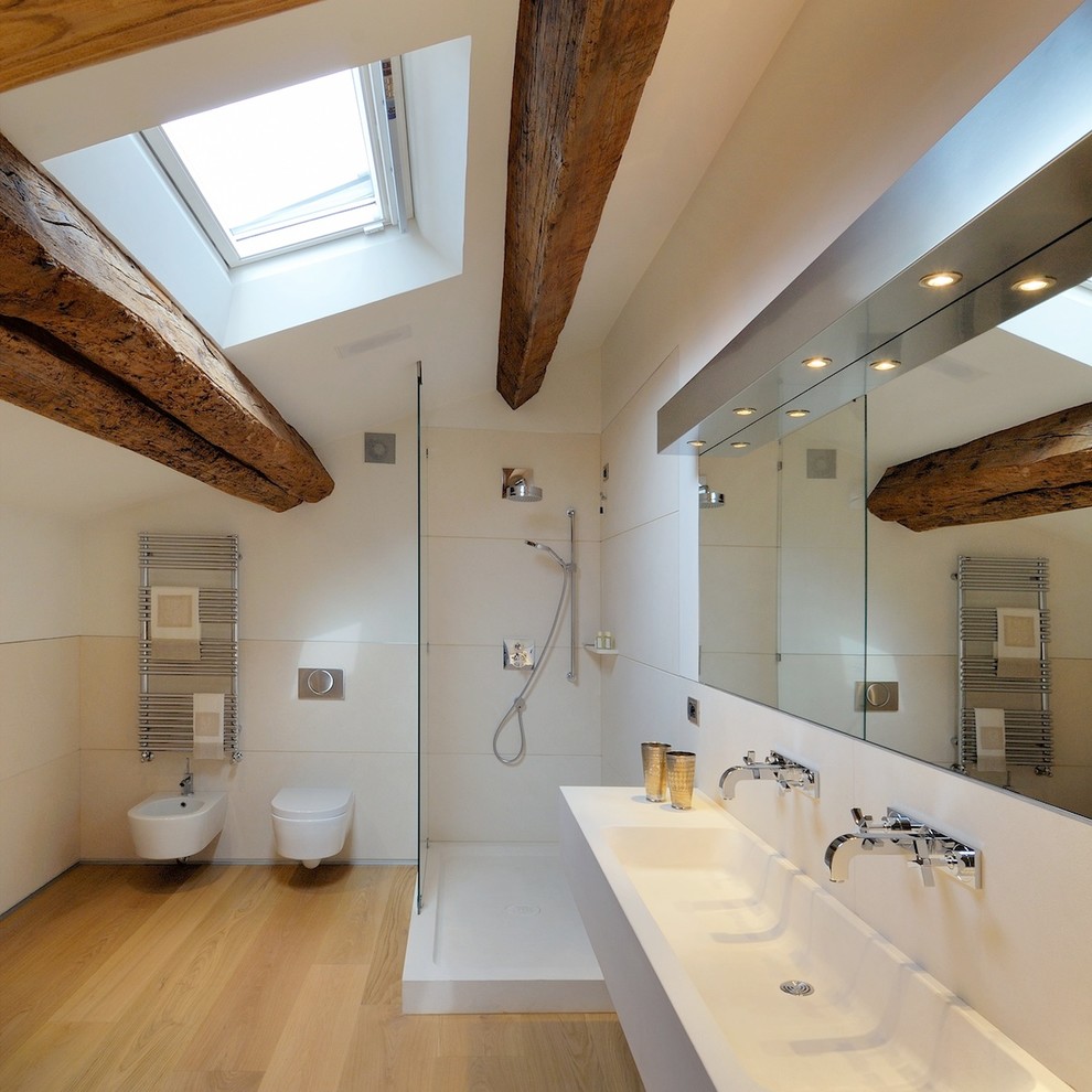 Idée de décoration pour une salle de bain design avec une grande vasque, une douche ouverte et aucune cabine.