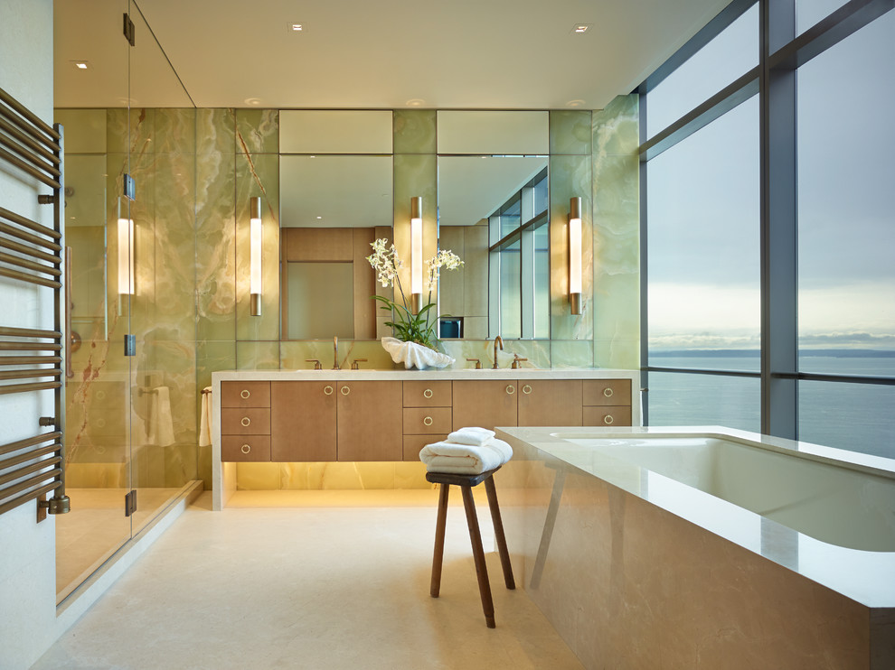 Esempio di una stanza da bagno padronale contemporanea con ante lisce, ante in legno chiaro, vasca sottopiano e porta doccia a battente
