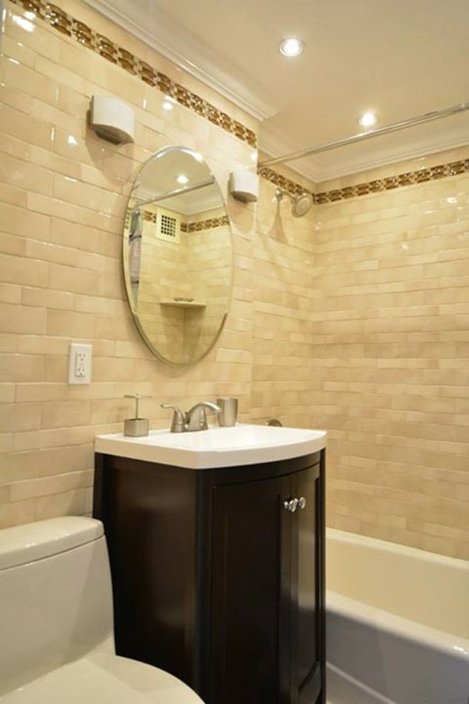 Inspiration för små klassiska badrum med dusch, med ett konsol handfat, skåp i shakerstil, skåp i mörkt trä, bänkskiva i kvartsit, ett badkar i en alkov, en dusch i en alkov, en toalettstol med hel cisternkåpa, beige kakel, keramikplattor, beige väggar och marmorgolv