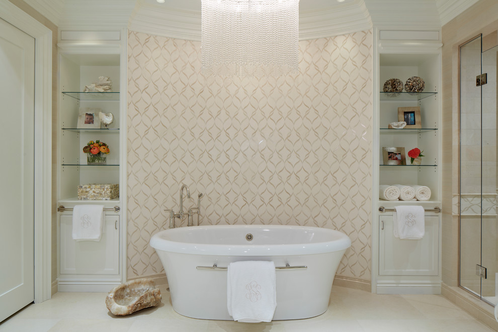 На фото: большая главная ванная комната в стиле неоклассика (современная классика) с фасадами с утопленной филенкой, белыми фасадами, отдельно стоящей ванной, душем в нише, разноцветными стенами и полом из керамогранита с
