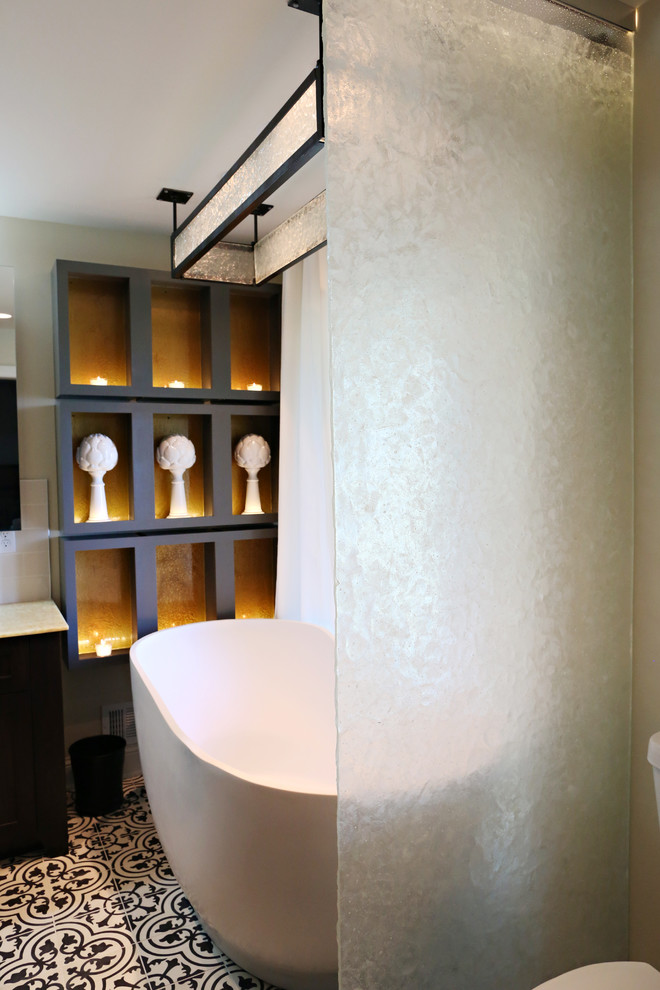 Источник вдохновения для домашнего уюта: главная ванная комната среднего размера в стиле неоклассика (современная классика) с настольной раковиной, фасадами с выступающей филенкой, темными деревянными фасадами, столешницей из оникса, отдельно стоящей ванной, душем в нише, унитазом-моноблоком, белой плиткой, керамической плиткой, белыми стенами и бетонным полом
