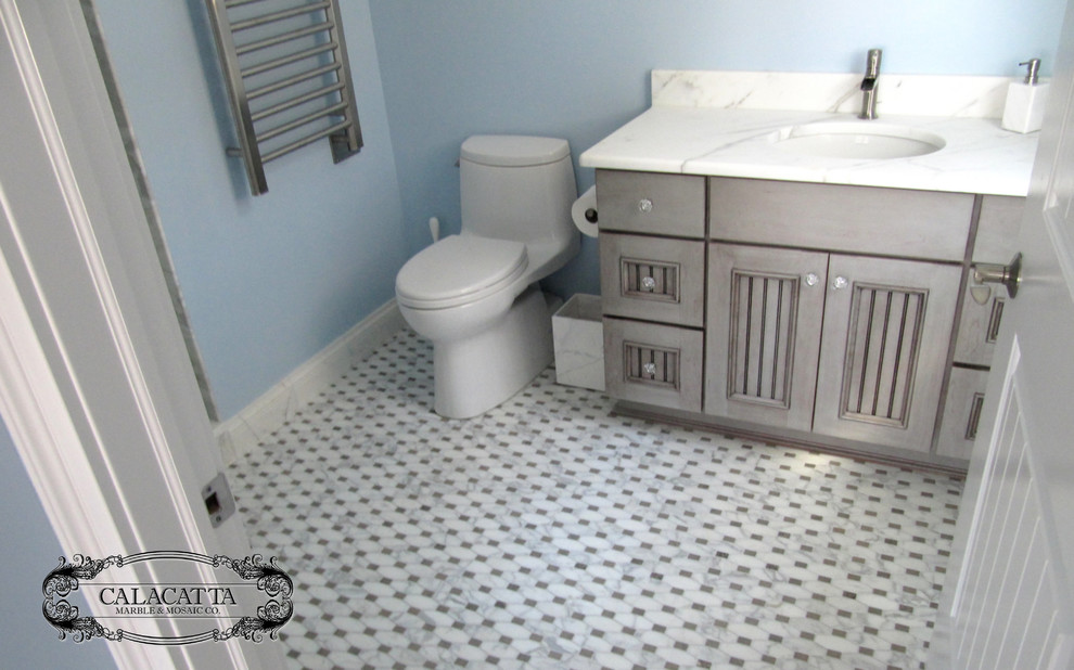 Foto de cuarto de baño contemporáneo con encimera de mármol y suelo con mosaicos de baldosas