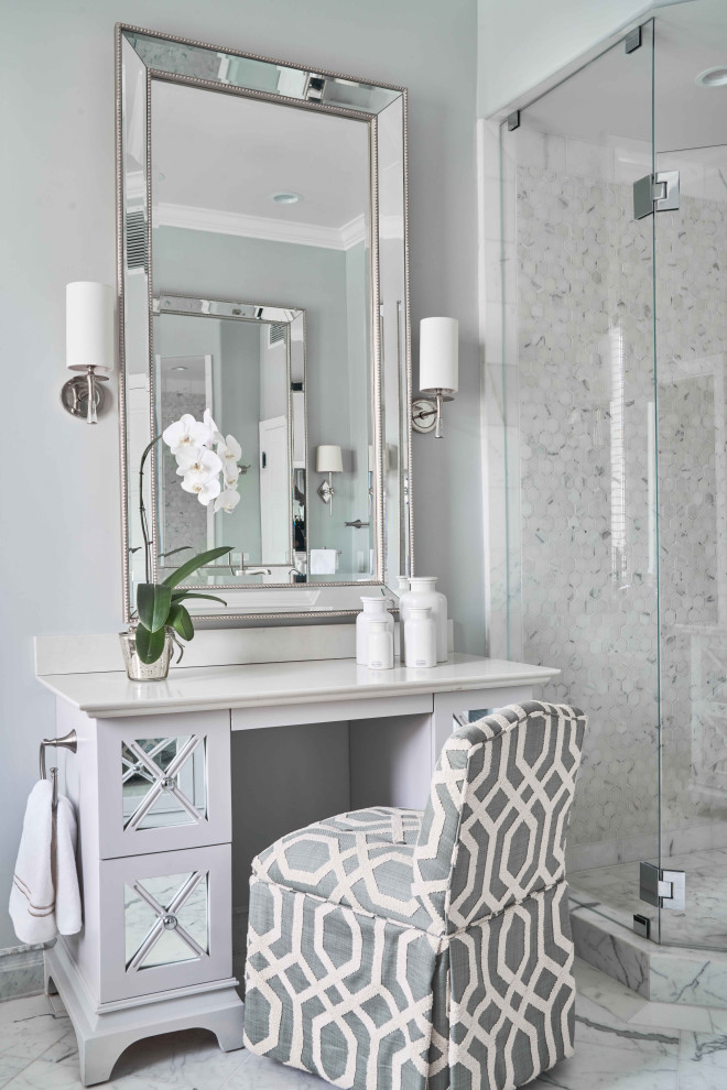 Medelhavsstil inredning av ett mellanstort beige beige en-suite badrum, med grå skåp, en hörndusch, grå kakel, grå väggar, dusch med gångjärnsdörr och grått golv