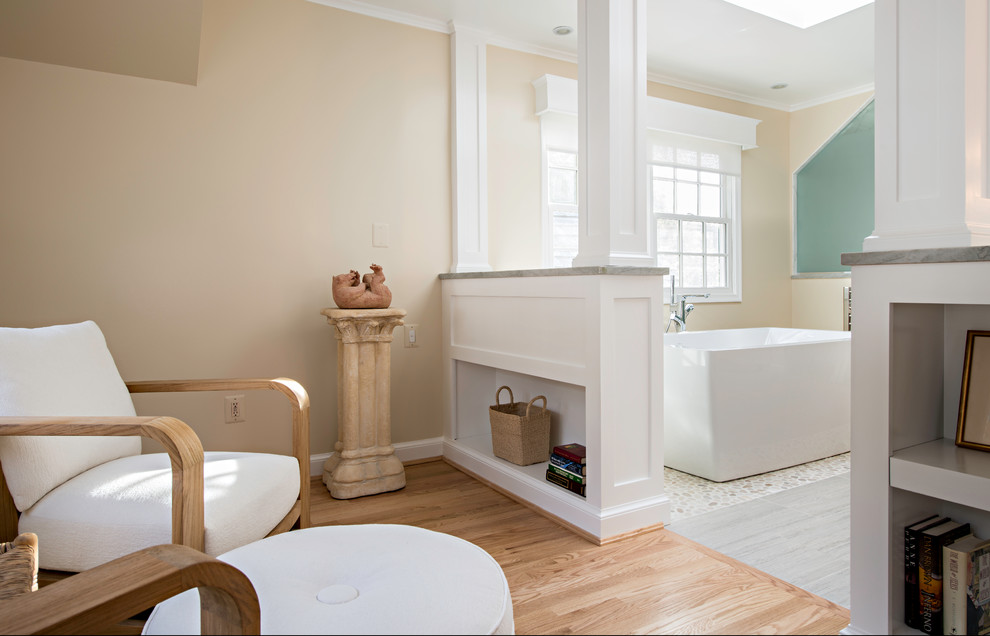 Idéer för ett mellanstort klassiskt en-suite badrum, med skåp i shakerstil, skåp i ljust trä, ett fristående badkar, en dusch i en alkov, beige väggar, klinkergolv i porslin, ett fristående handfat, marmorbänkskiva, beiget golv och dusch med gångjärnsdörr