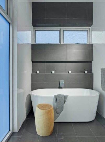 Modelo de cuarto de baño contemporáneo pequeño con bañera exenta, baldosas y/o azulejos grises, baldosas y/o azulejos de porcelana, paredes blancas, suelo de baldosas de porcelana, aseo y ducha y suelo gris