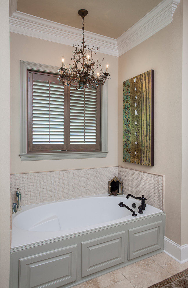 Diseño de cuarto de baño principal tradicional de tamaño medio con armarios con paneles con relieve, puertas de armario grises, bañera esquinera, paredes beige y encimera de granito