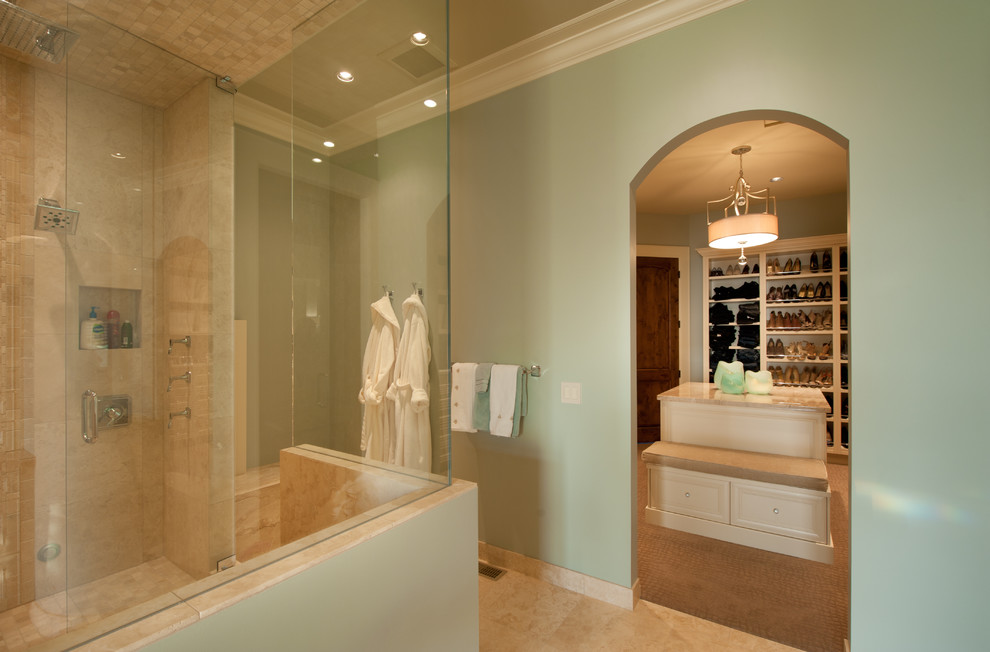 Modelo de cuarto de baño clásico con ducha empotrada, baldosas y/o azulejos beige y vestidor