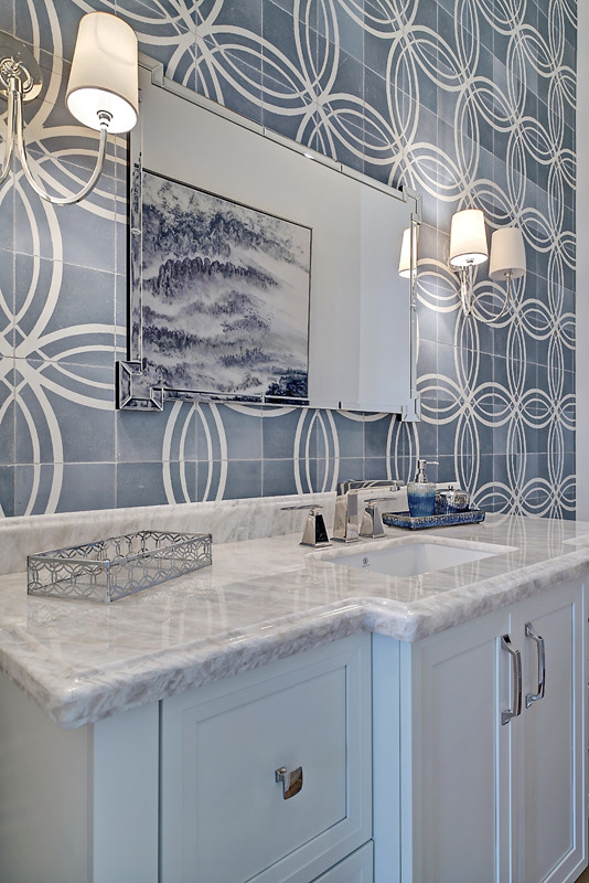 Свежая идея для дизайна: ванная комната в морском стиле с фасадами с утопленной филенкой, белыми фасадами, разноцветными стенами, врезной раковиной, мраморной столешницей и цементной плиткой - отличное фото интерьера