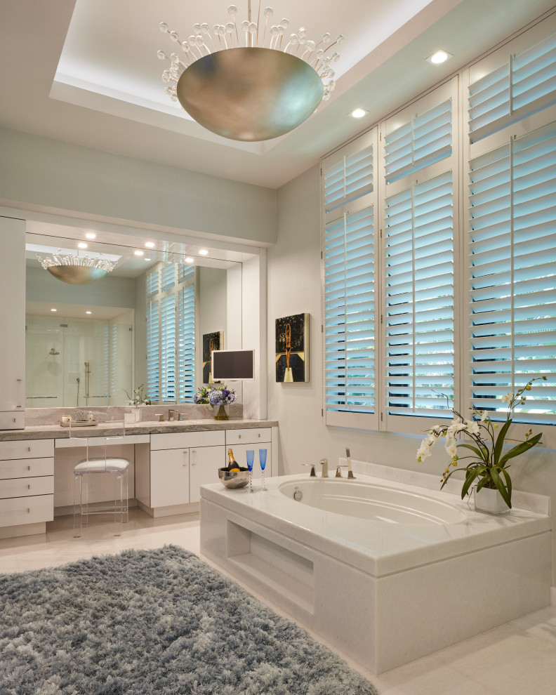 Esempio di una stanza da bagno padronale minimal con ante lisce, ante bianche, vasca sottopiano, pareti grigie, pavimento grigio, top grigio e soffitto ribassato
