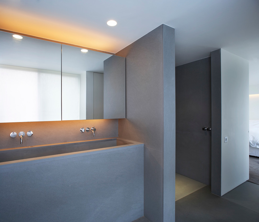 Esempio di una stanza da bagno moderna con lavabo integrato