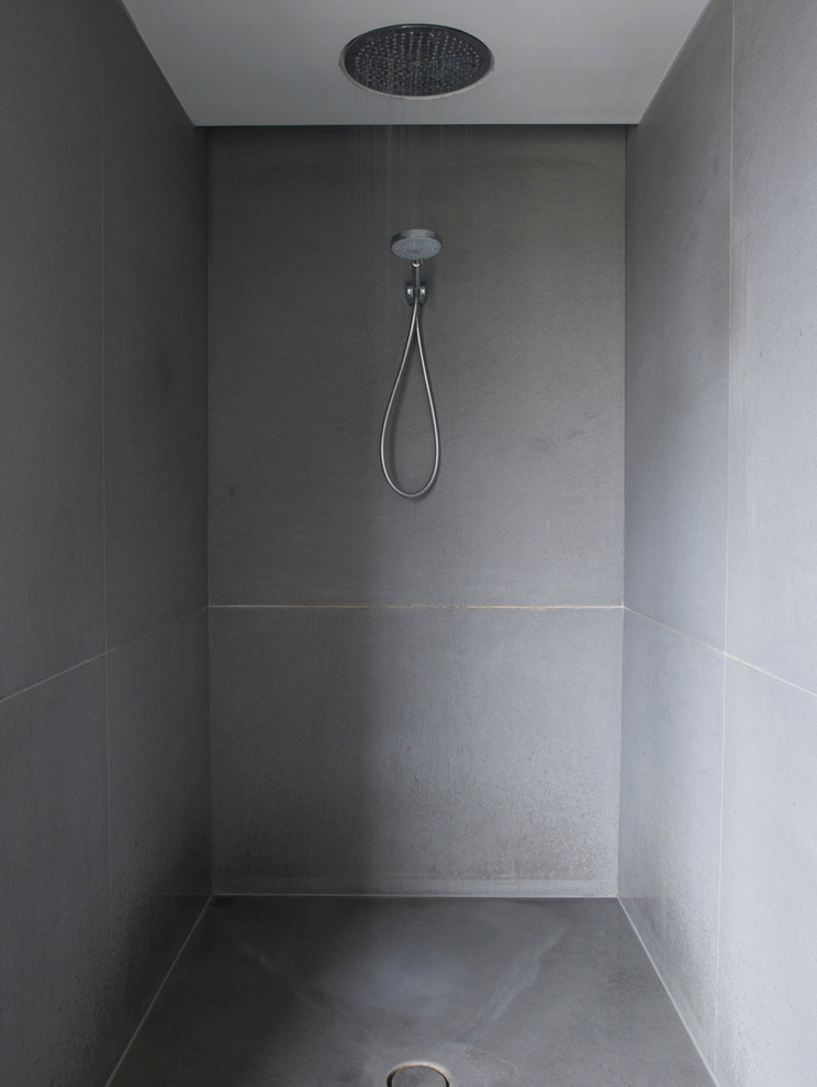 На фото: ванная комната в стиле модернизм с бетонным полом