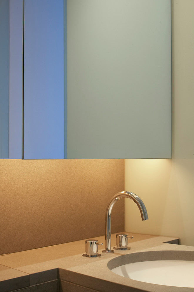 Imagen de cuarto de baño minimalista con lavabo integrado
